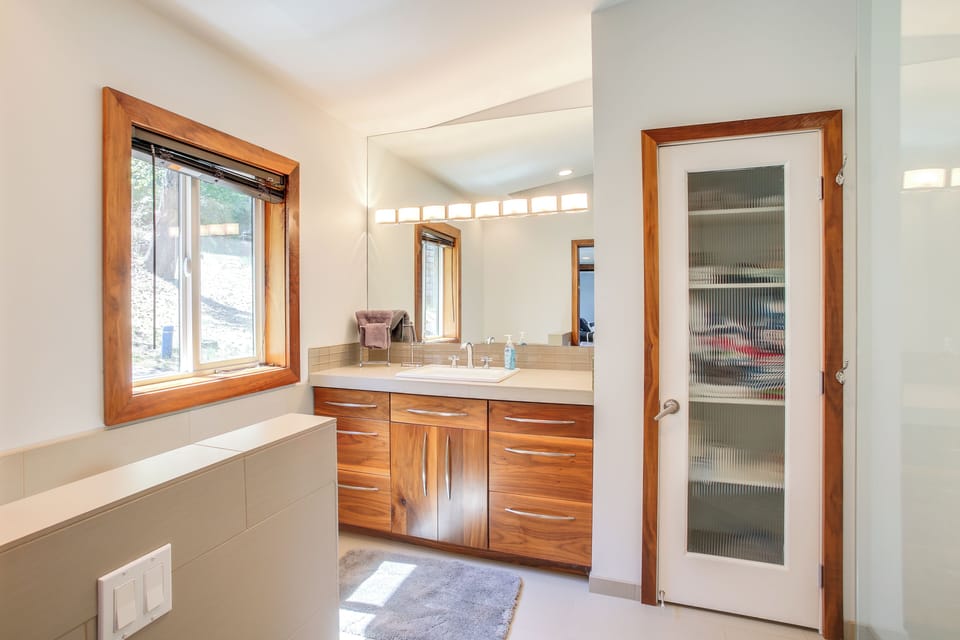 Beautiful Lake Coeur D'alene Retreat: Deck & View! Cottage in Kootenai County