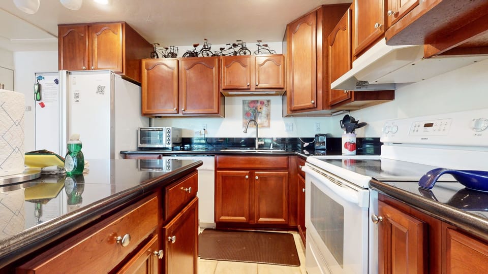Condo, 3 Bedrooms | Private kitchen | Coffee/tea maker, fridge, oven, toaster