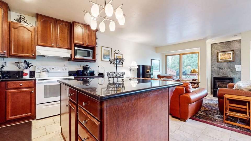 Condo, 3 Bedrooms | Private kitchen | Coffee/tea maker, fridge, oven, toaster