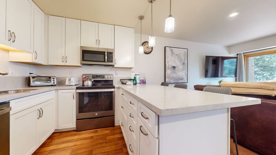 Condo, 3 Bedrooms | Private kitchen | Fridge, oven, coffee/tea maker, toaster