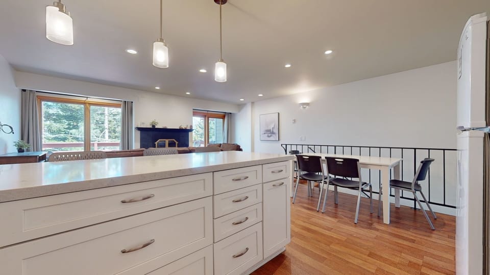 Condo, 3 Bedrooms | Private kitchen | Fridge, oven, coffee/tea maker, toaster