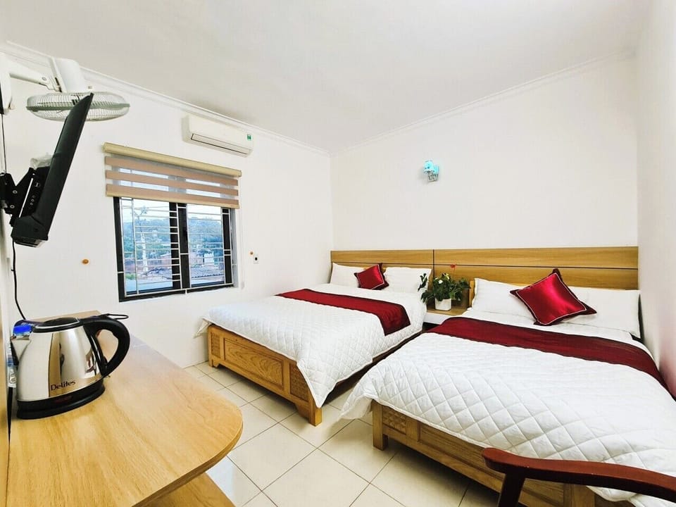 Deluxe Triple Room | Desk, free WiFi, bed sheets