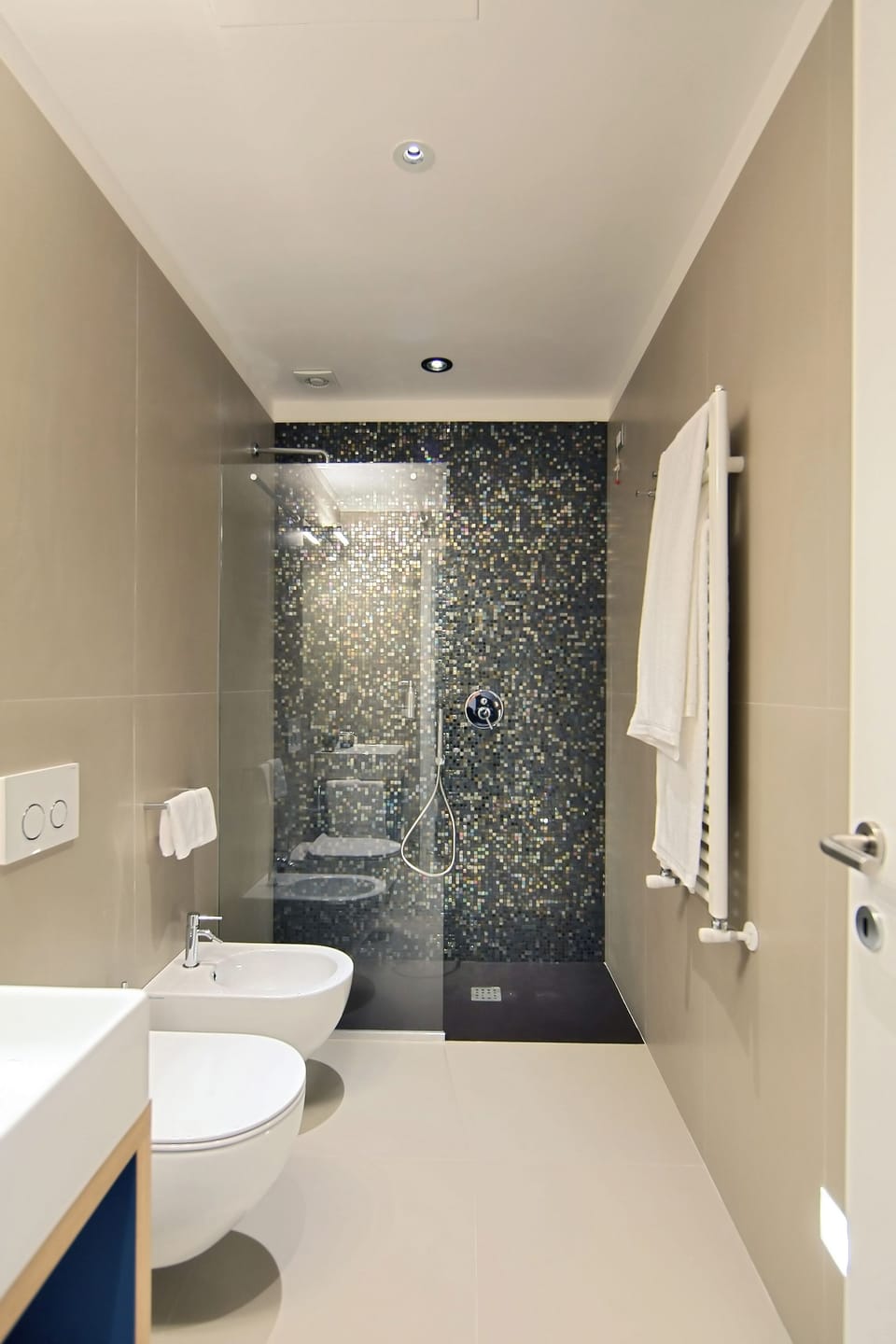 Triple Room | Bathroom | Shower, free toiletries, hair dryer, slippers