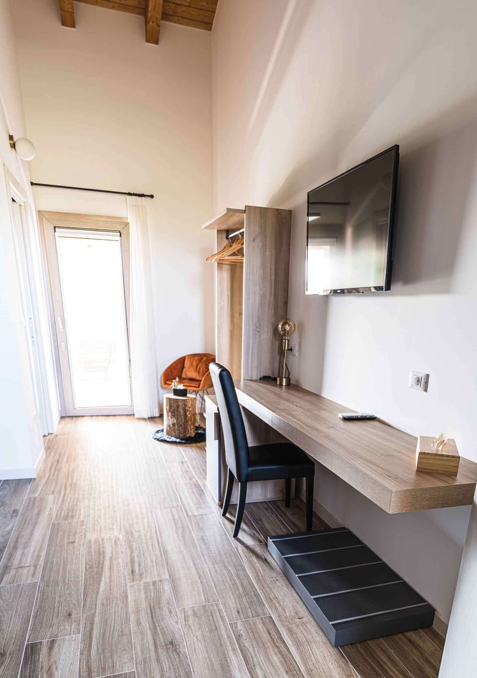 Junior Room, Garden View | Down comforters, minibar, in-room safe, desk