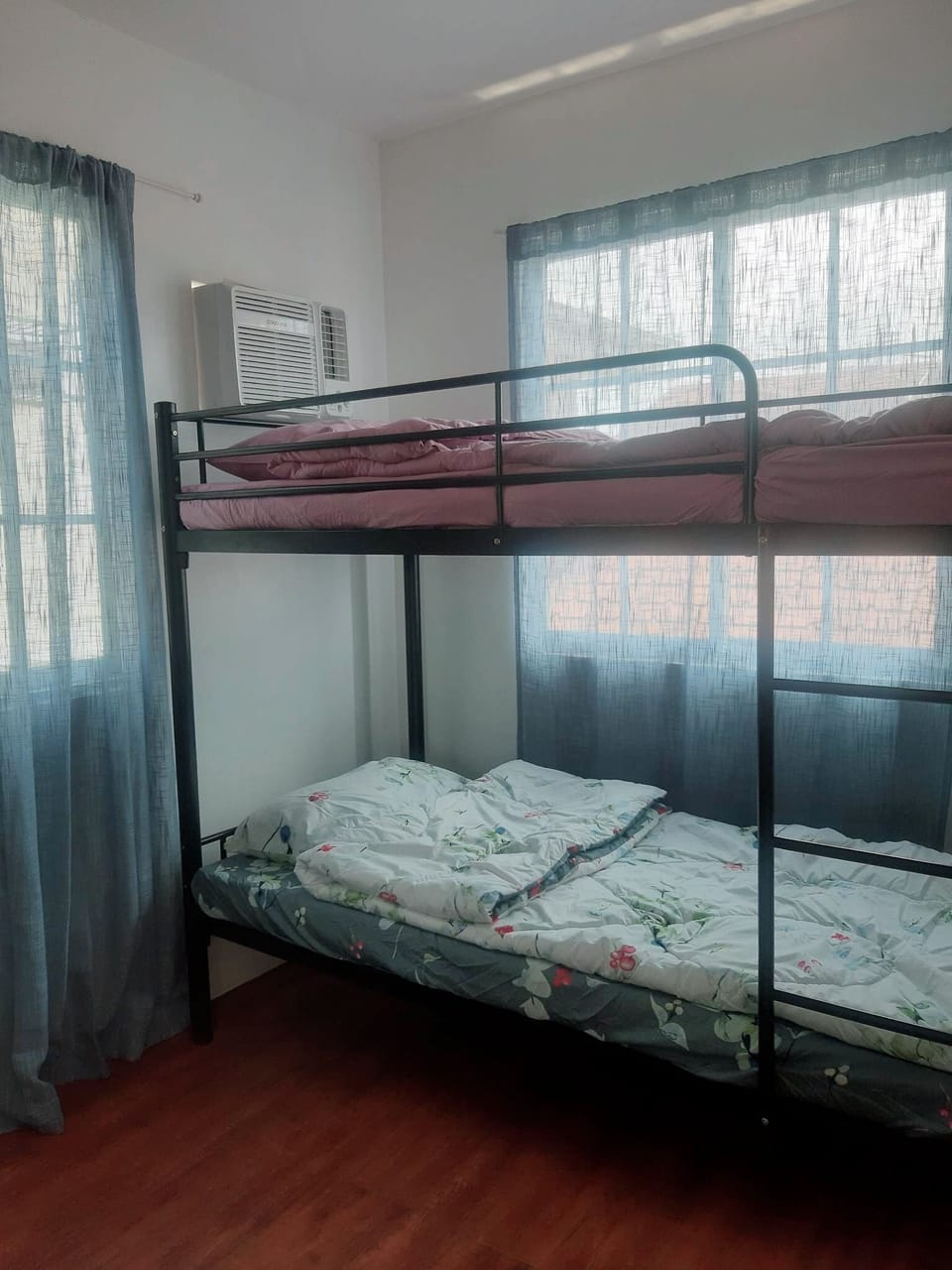 House | 4 bedrooms, WiFi (free), bed sheets
