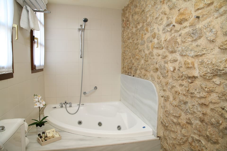 Double Room | Bathroom | Free toiletries, hair dryer, bidet, towels