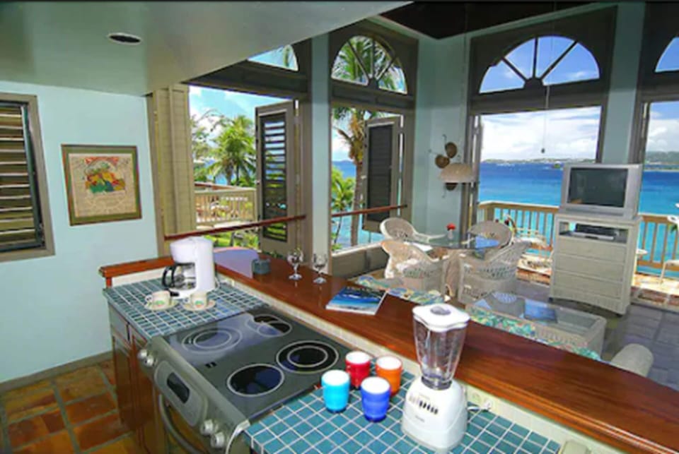 Luxury Suite Ocean View Upper 15D | Private kitchen | Full-size fridge, microwave, stovetop, dishwasher