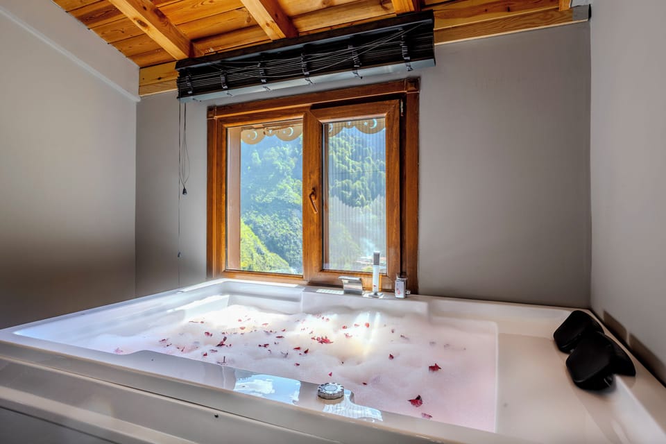 Signature Suite | Premium bedding, minibar, soundproofing, free cribs/infant beds