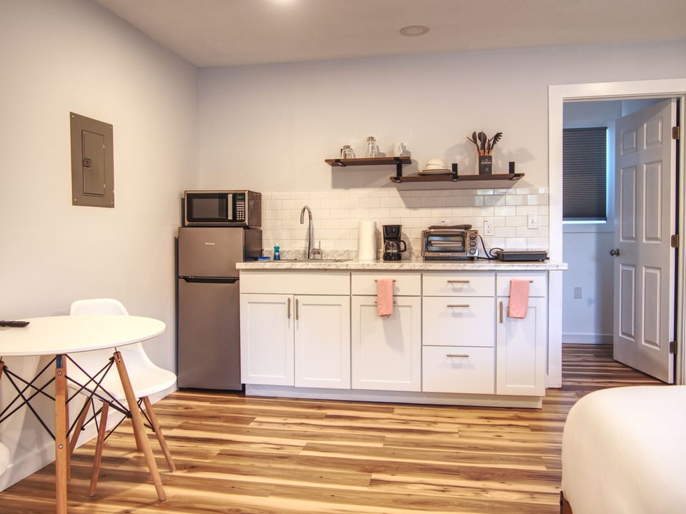 Deluxe Studio, 1 Queen Bed | Iron/ironing board, free WiFi, bed sheets