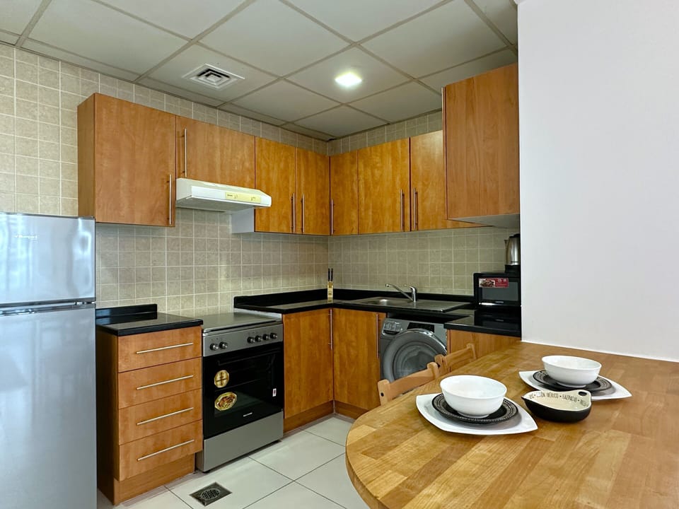Deluxe Loft, Bay View | Private kitchen | Full-size fridge, microwave, oven, stovetop