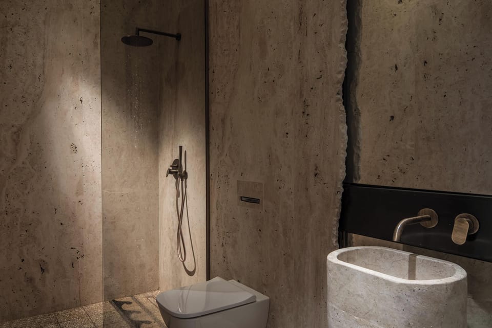 Executive Suite | Bathroom | Shower, rainfall showerhead, free toiletries, hair dryer
