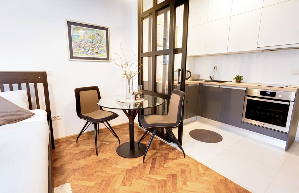 Executive Apartment | Private kitchen | Full-size fridge, oven, stovetop, dishwasher