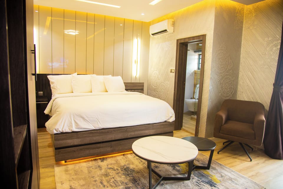 Deluxe Single Room, Balcony, Courtyard View | Desk, laptop workspace, blackout drapes, soundproofing