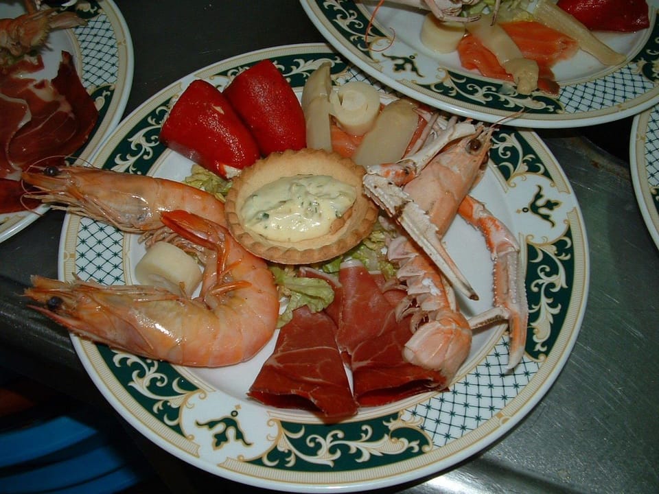 Lunch and dinner served