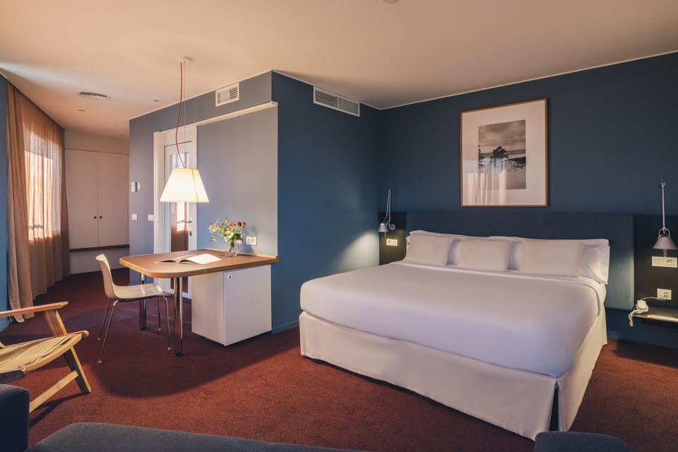 Egyptian cotton sheets, premium bedding, down comforters, minibar