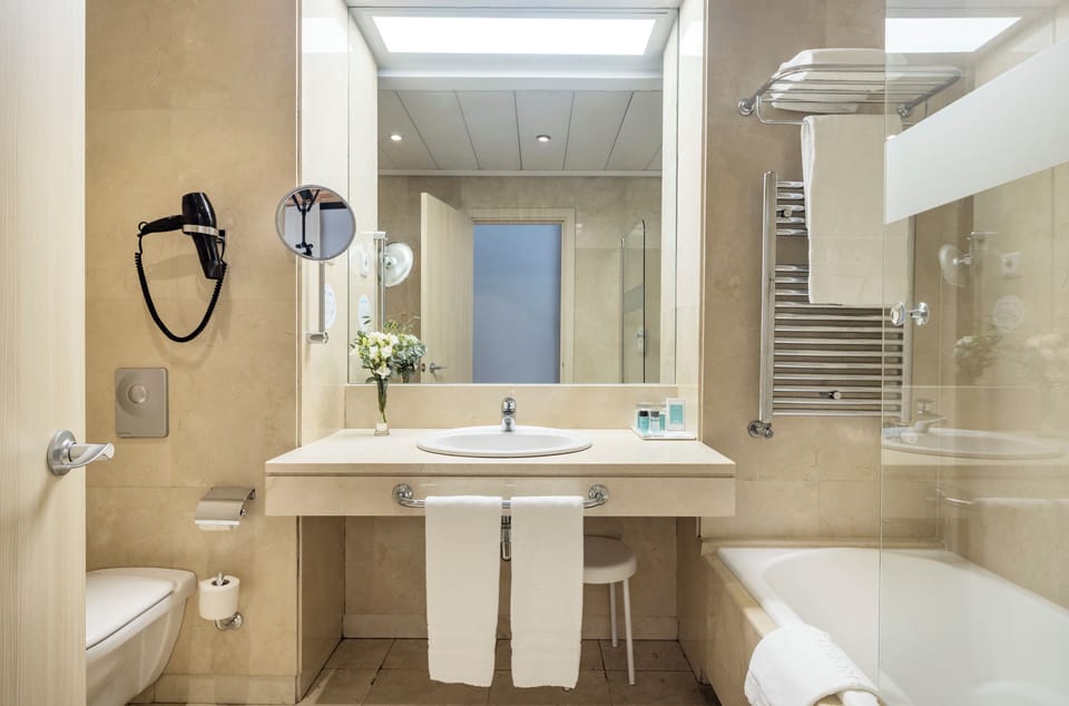 Combined shower/tub, eco-friendly toiletries, hair dryer, bidet