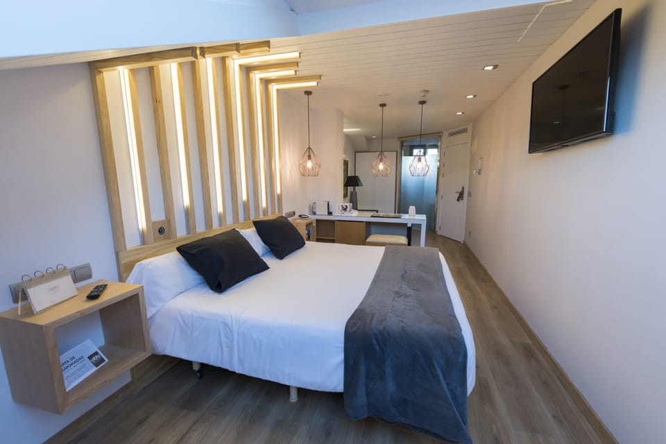 Junior Suite | Minibar, desk, soundproofing, iron/ironing board