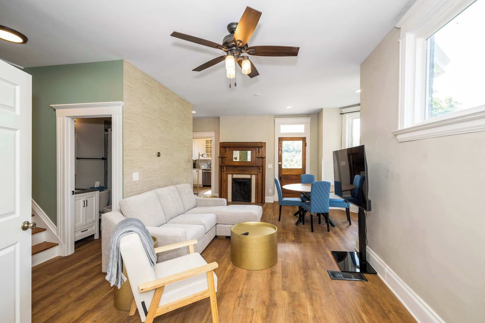 House, Multiple Beds, Balcony, City View (Ludlow Lodge w/ City Views) | Living area