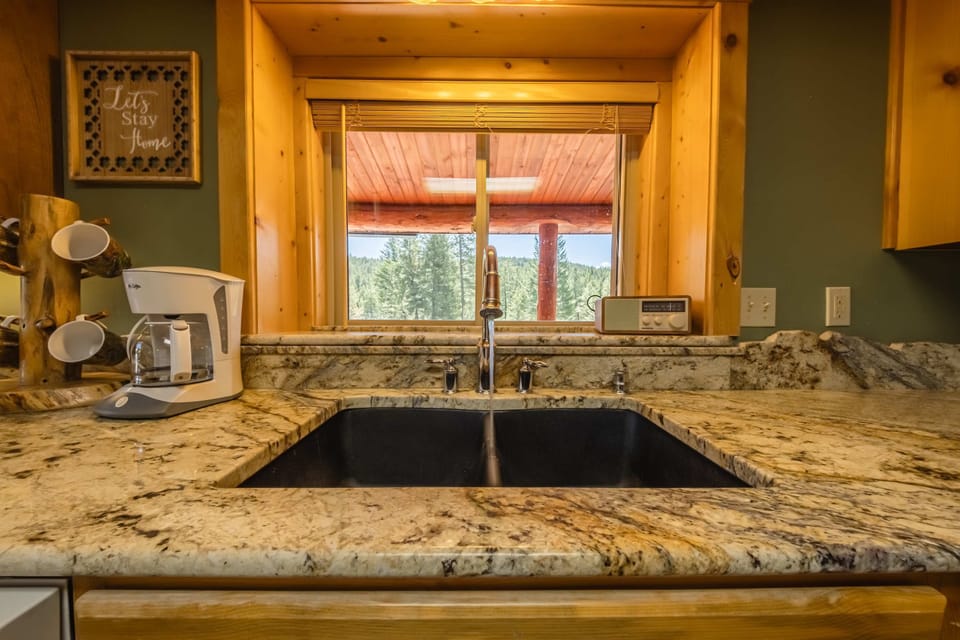 Cabin, Multiple Beds, Patio, Mountain View (Maggie’s Cabin) | Interior