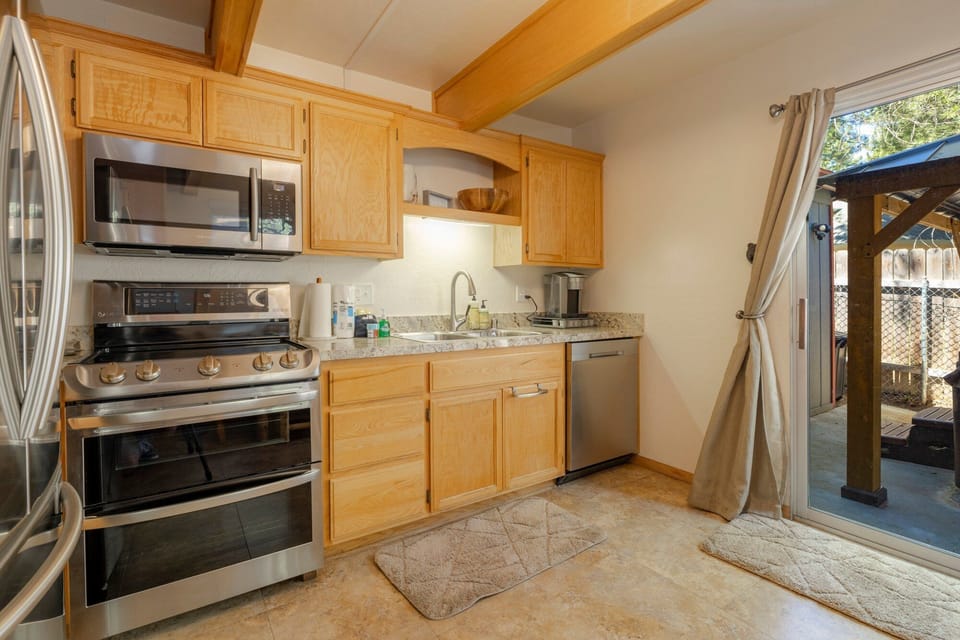 Cabin, Multiple Beds, Hot Tub, Mountain View | Private kitchen