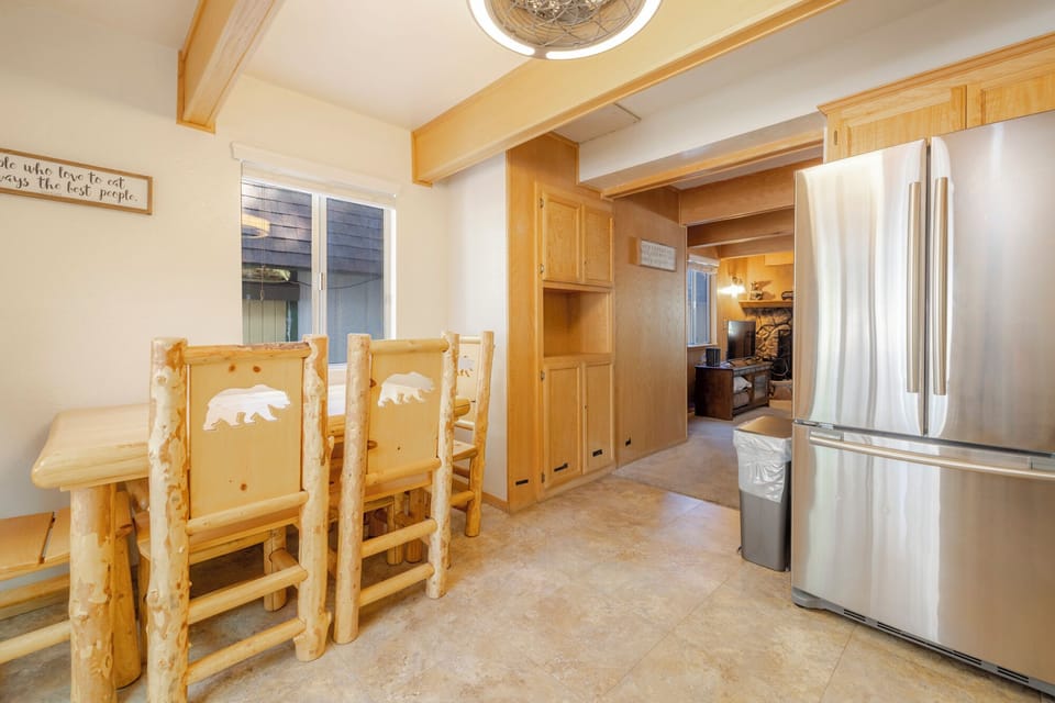 Cabin, Multiple Beds, Hot Tub, Mountain View | Dining