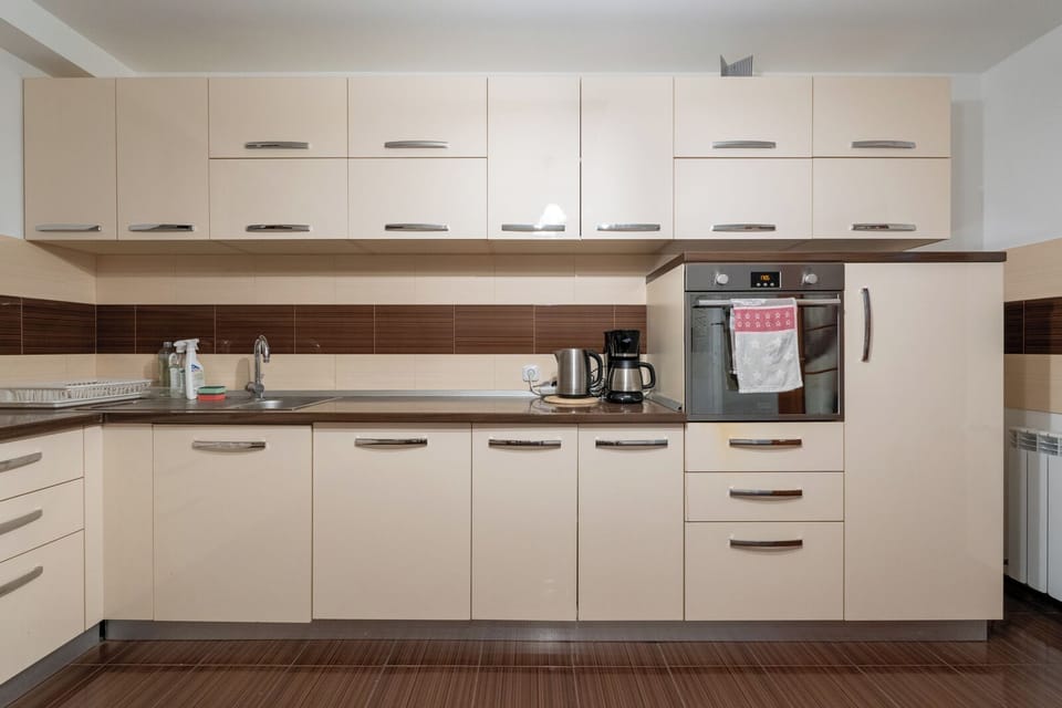 Full-size fridge, microwave, oven, stovetop