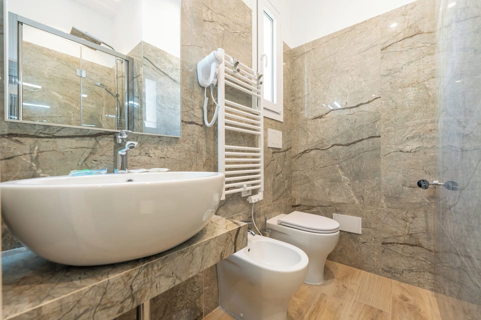 Luxury Single Room | Bathroom | Free toiletries, hair dryer, bidet
