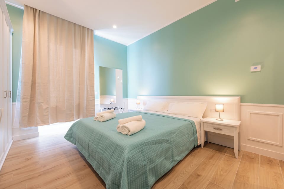 Luxury Double Room | In-room safe, desk, laptop workspace, blackout drapes