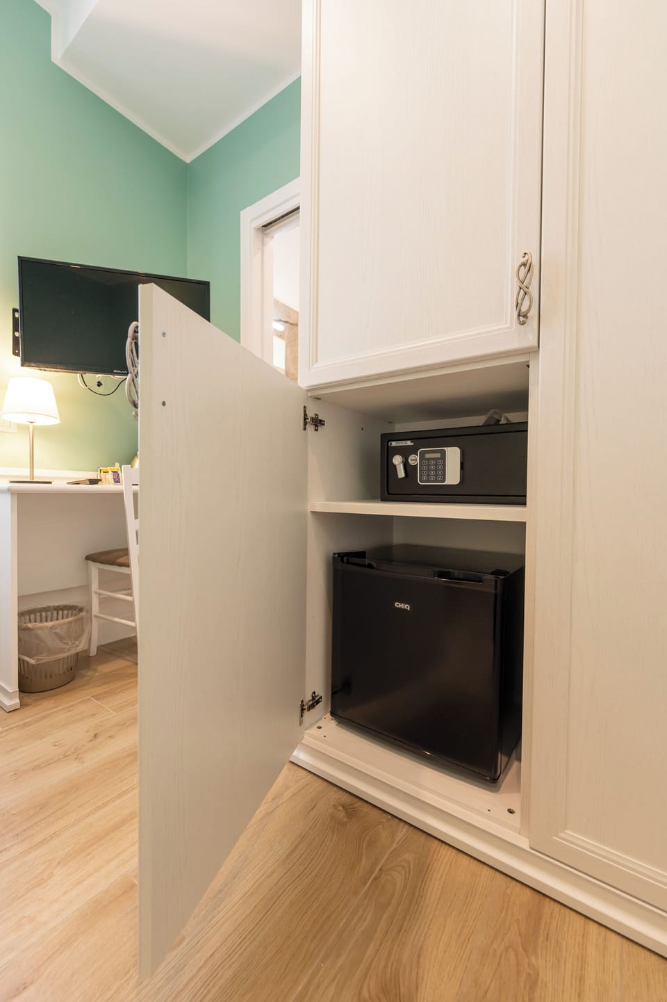 Luxury Single Room | In-room safe, desk, laptop workspace, blackout drapes