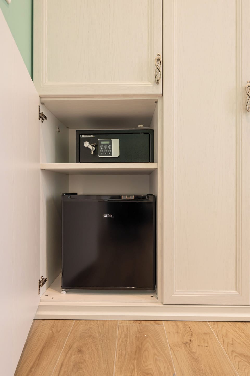 Luxury Triple Room | In-room safe, desk, laptop workspace, blackout drapes