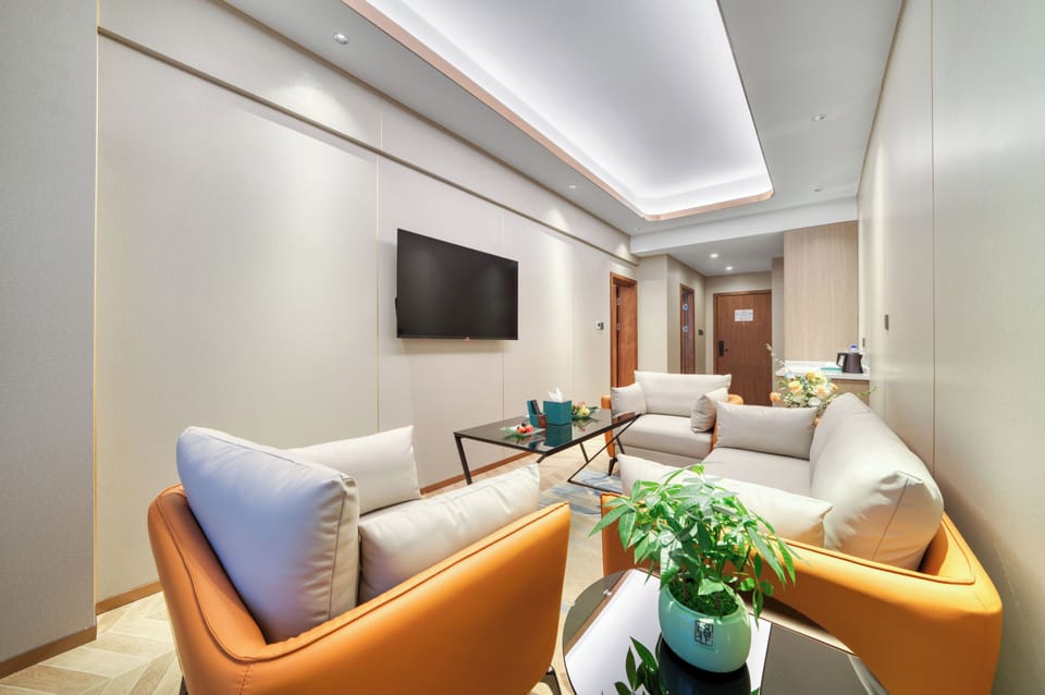 Business Suite, 1 King Bed | Premium bedding, pillowtop beds, minibar, desk