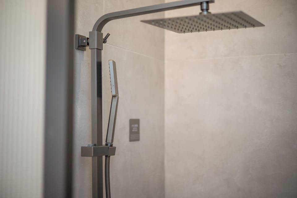 Shower, rainfall showerhead, free toiletries, hair dryer