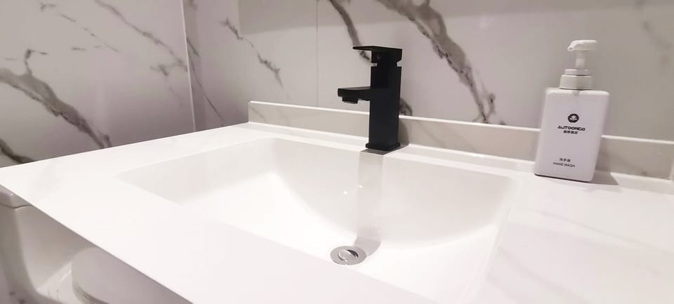Shower, rainfall showerhead, free toiletries, hair dryer