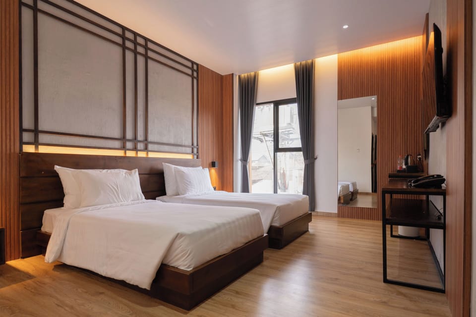 Deluxe Twin Room | Desk, laptop workspace, free WiFi, bed sheets