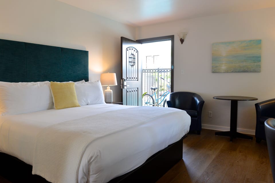 Standard Room, 1 King Bed, Refrigerator & Microwave | Desk, soundproofing, iron/ironing board, free WiFi