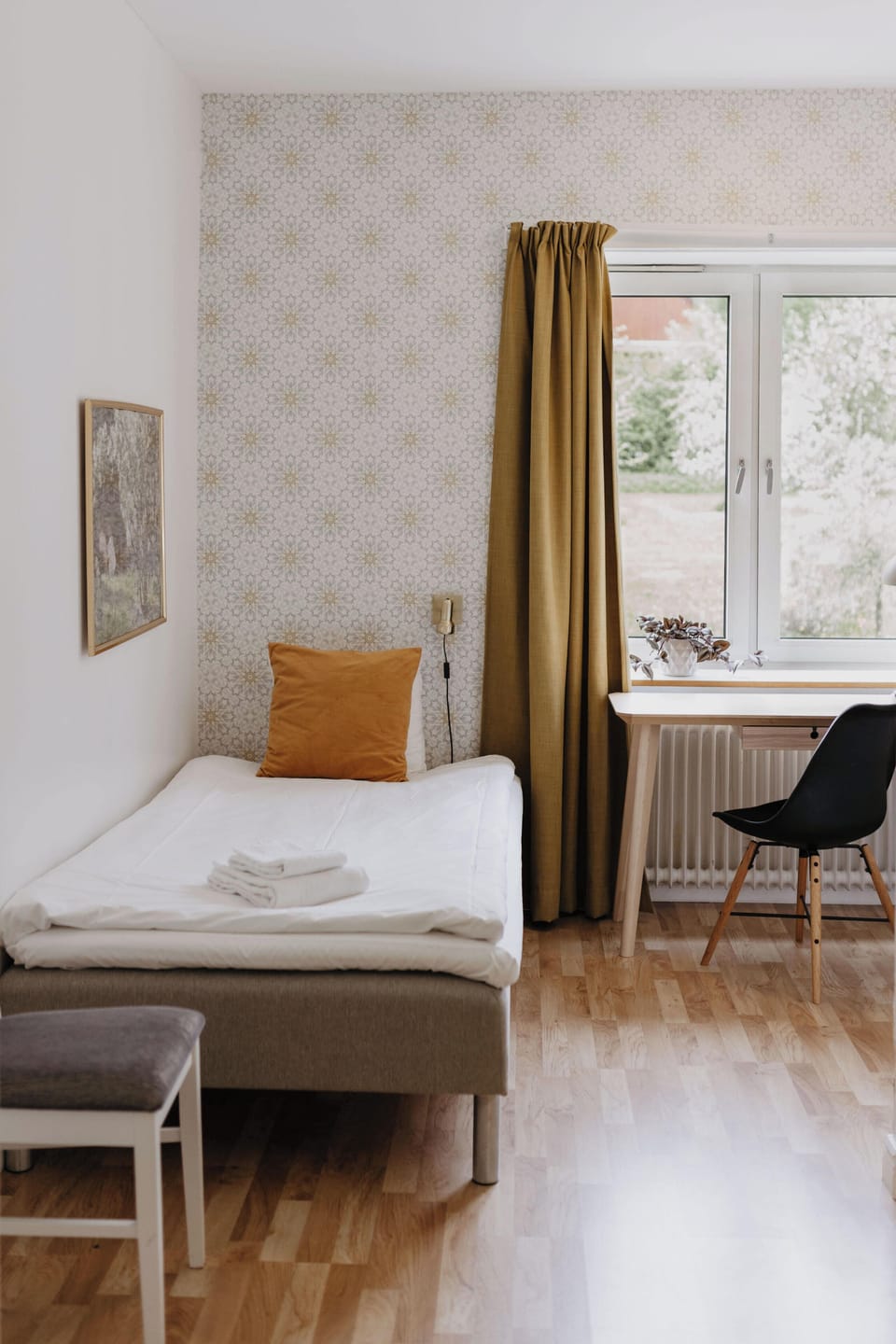 Twin Room | Desk, laptop workspace, iron/ironing board (on request), travel crib