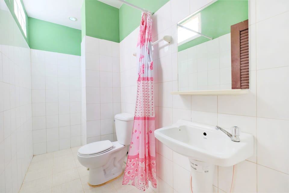 Standard Twin Room | Bathroom | Shower, towels