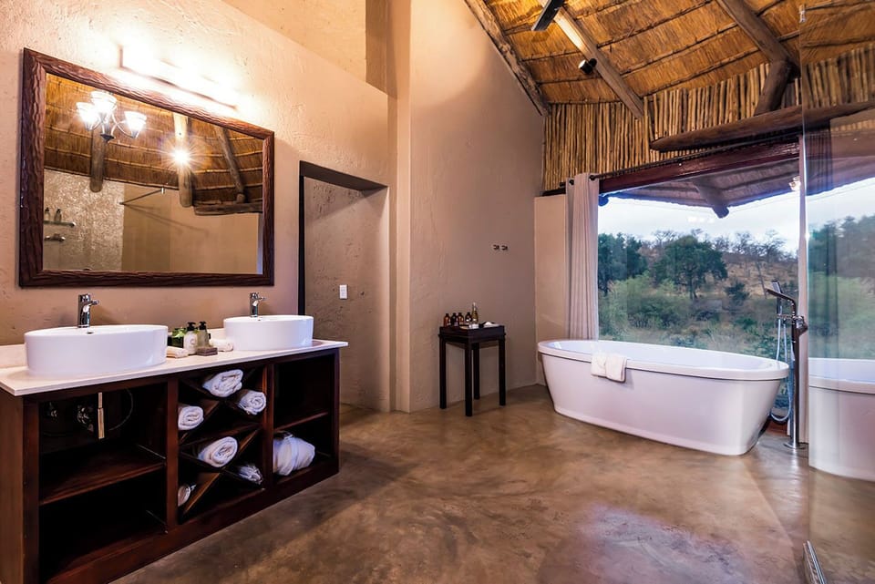 Deep soaking bathtub