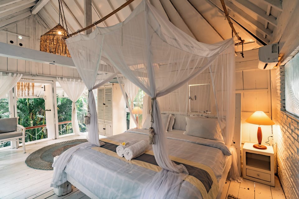 Bungalow | Minibar, in-room safe, individually decorated, individually furnished