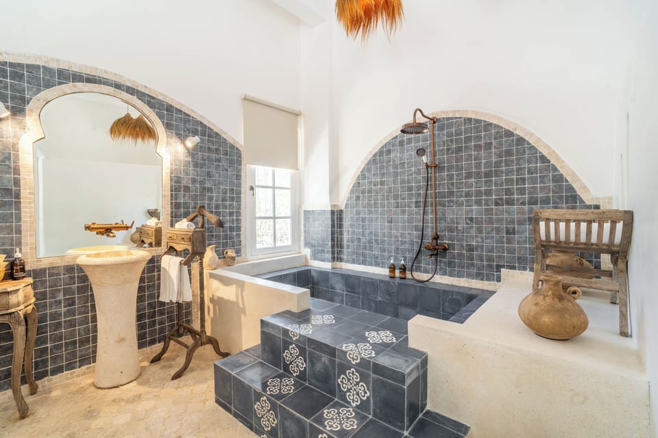 Deluxe Room | Bathroom | Shower, hair dryer, bidet, towels