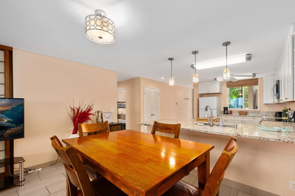 Condo, 2 Bedrooms | Dining
