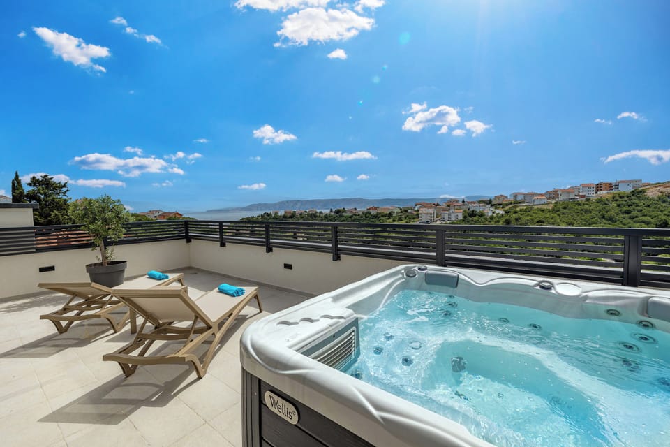 Family Villa, 4 Bedrooms, Balcony (Villa Betelgeuse Supernova) | Outdoor spa tub