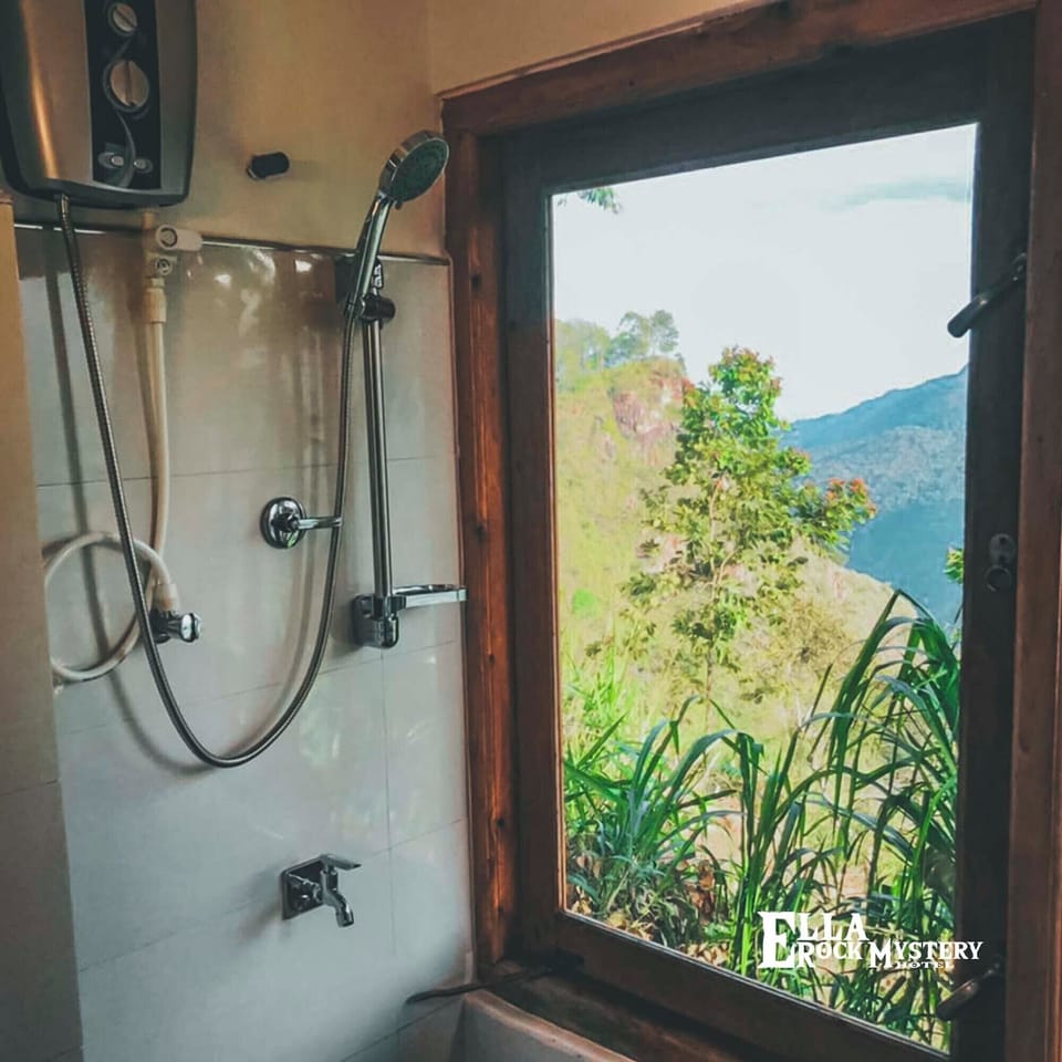 Superior Double Room, 1 Queen Bed, Balcony, Mountain View | Bathroom | Hair dryer, towels