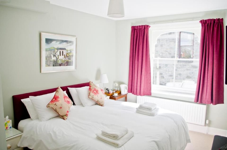 Double Room (2) | Iron/ironing board, WiFi (free), individually decorated