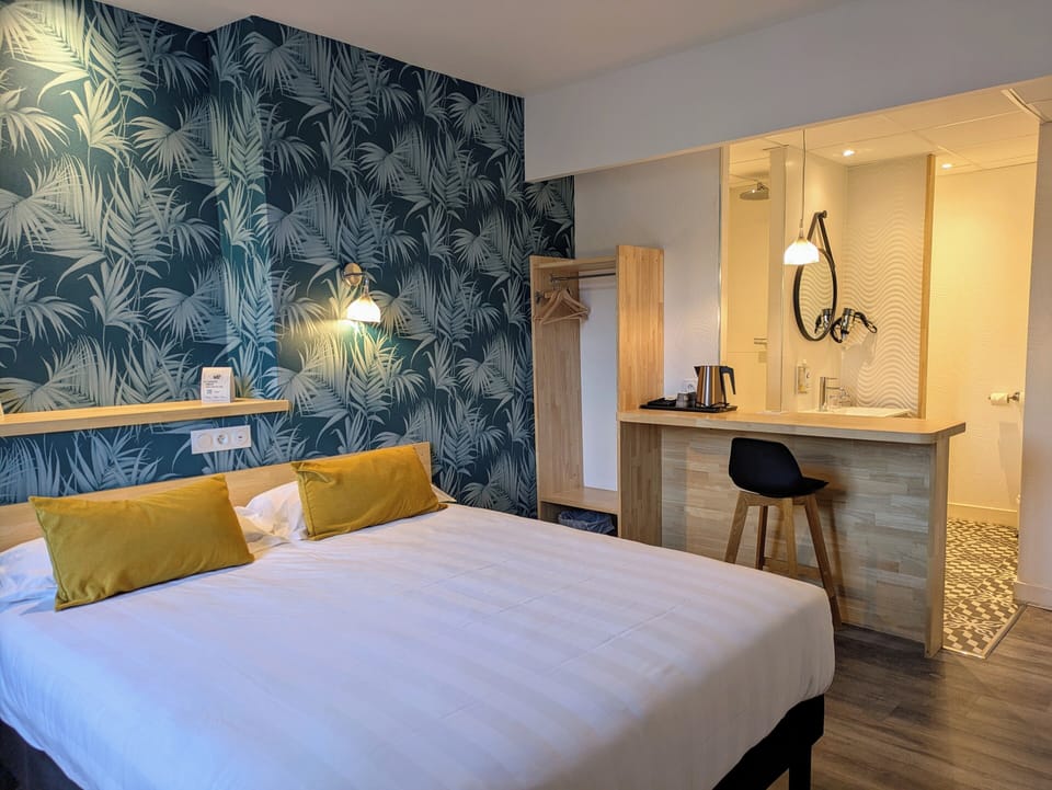 Superior Double Room | Premium bedding, desk, soundproofing, free cribs/infant beds