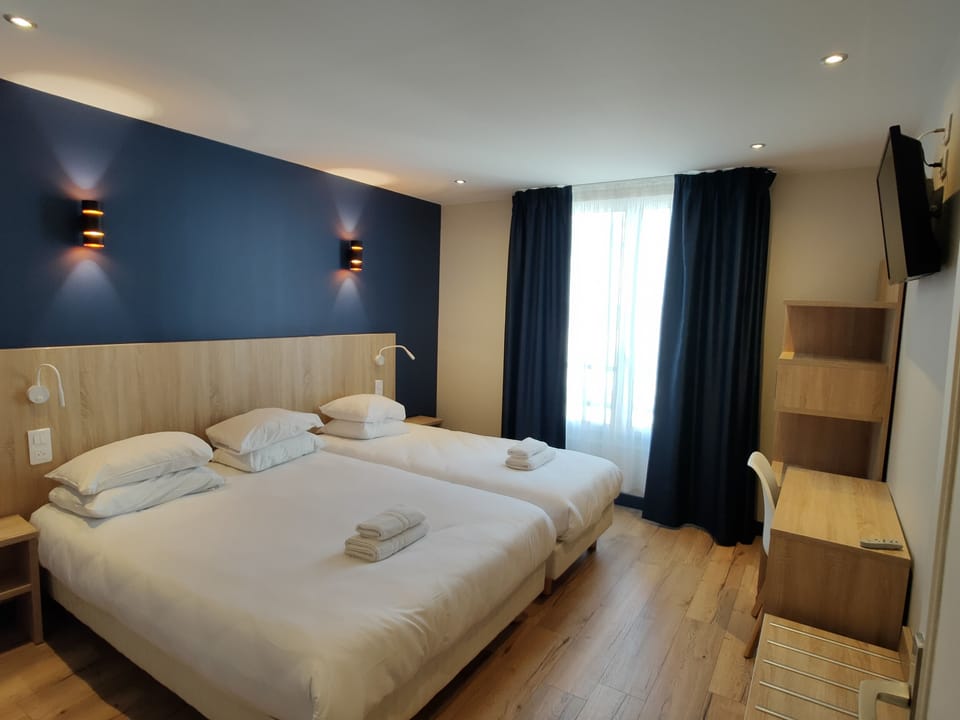 Triple Room | In-room safe, desk, free WiFi, bed sheets
