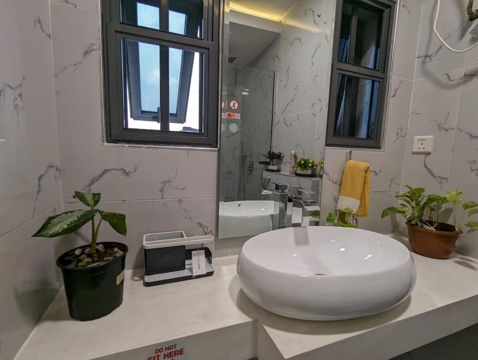 Classic Room, Balcony, City View | Bathroom | Bathtub, free toiletries, towels, soap