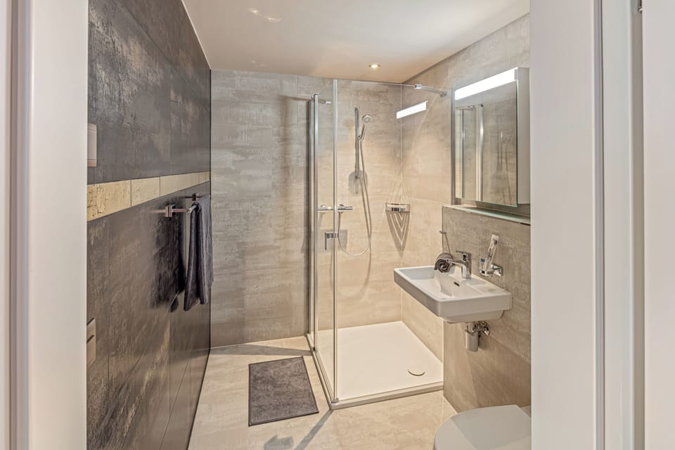 Comfort Double Room | Bathroom | Shower, hair dryer, slippers, towels