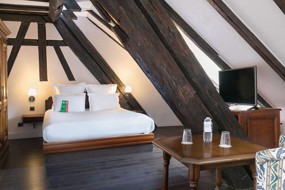 Deluxe Double Room | In-room safe, desk, soundproofing, iron/ironing board