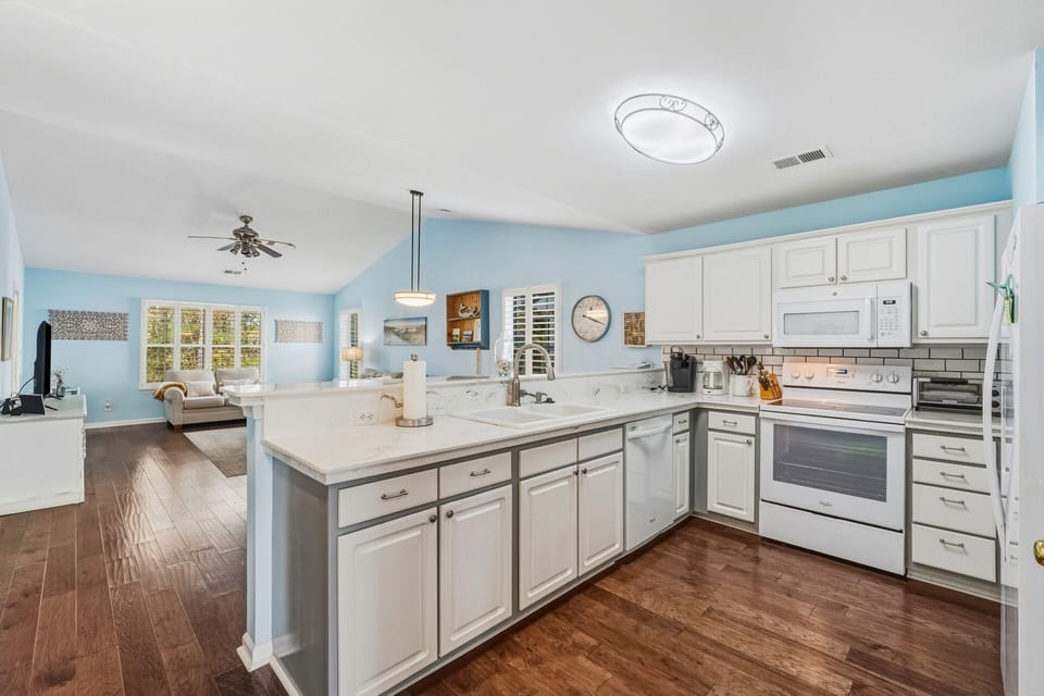 Condo, 3 Bedrooms | Private kitchen | Coffee/tea maker, fridge, oven, toaster